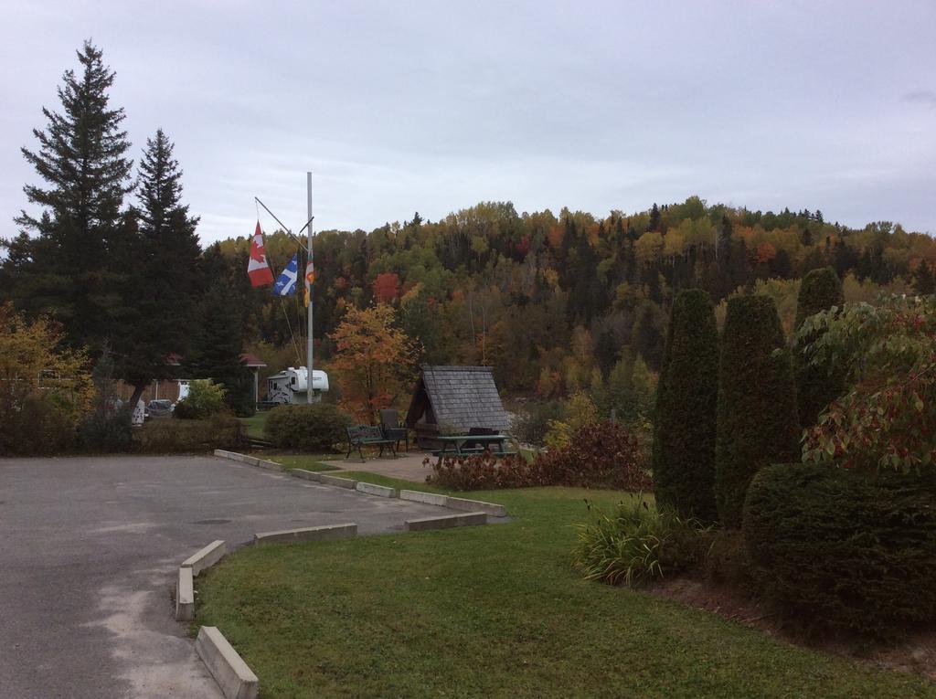 Camping Le 4 Chemins LʼAnse-Saint-Jean Zimmer foto