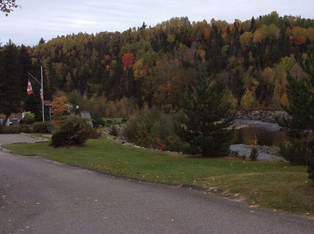 Camping Le 4 Chemins LʼAnse-Saint-Jean Zimmer foto