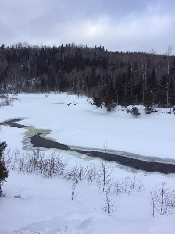 Camping Le 4 Chemins LʼAnse-Saint-Jean Exterior foto
