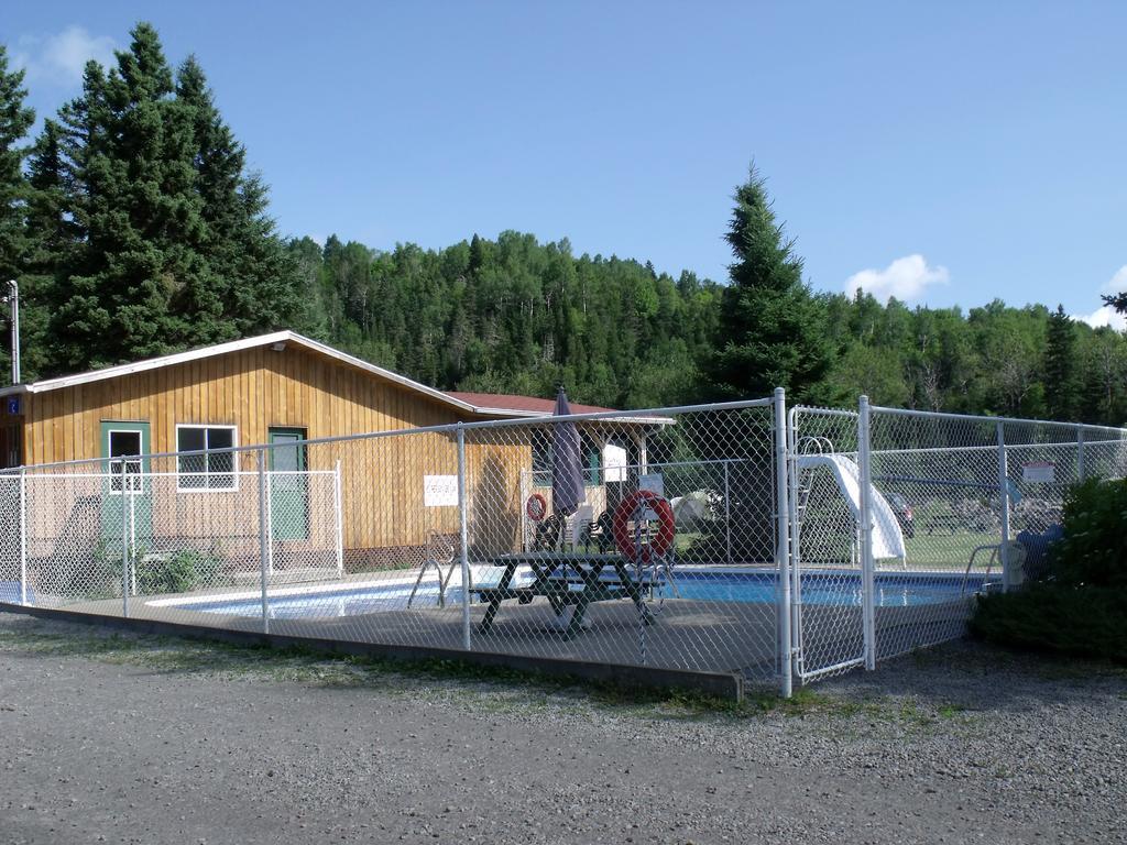 Camping Le 4 Chemins LʼAnse-Saint-Jean Zimmer foto