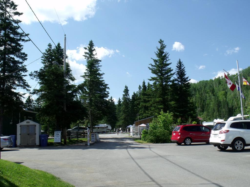 Camping Le 4 Chemins LʼAnse-Saint-Jean Zimmer foto